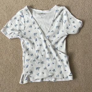 Hollister, Small, Floral V-neckline short-sleeve baby tee